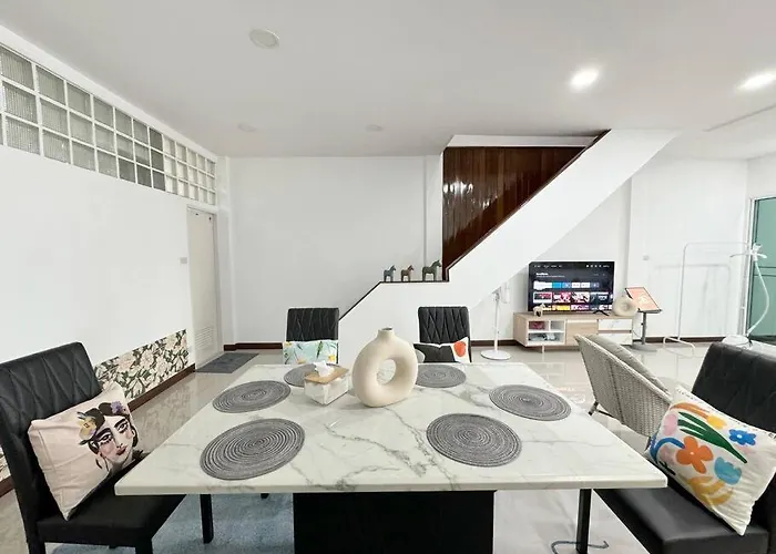 Miq Hk611 Huai Khwang 4br Jodd Fair Villa Bangkok